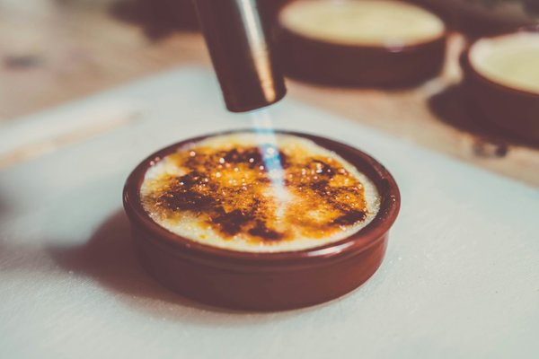 Quels sont les secrets pour réussir une crème brûlée avec une croûte parfaitement caramélisée ?
