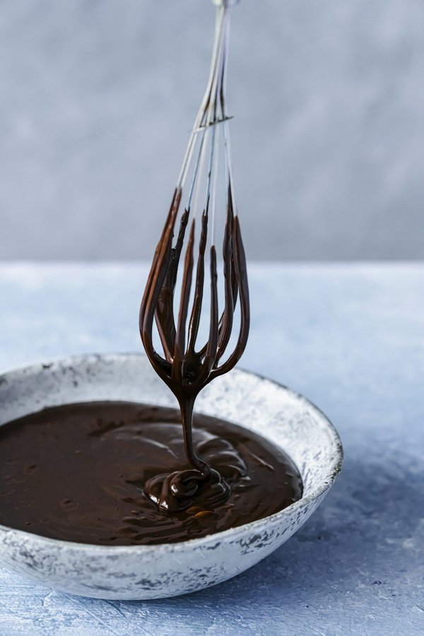 Comment réussir une tarte au chocolat avec une ganache lisse et brillante?
