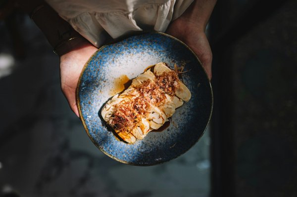 Quelles techniques pour préparer des plats à base de tofu soyeux pour un restaurant végétalien?